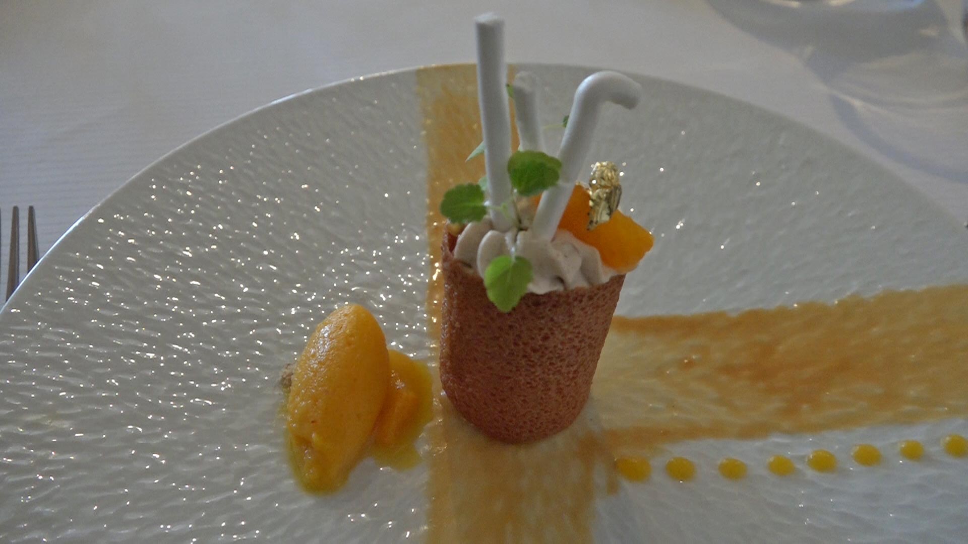 Clémentine au safran « Cœur Val de Loire » | tube croustillant | marron | meringues | mangues ananas | sorbet clémentine 