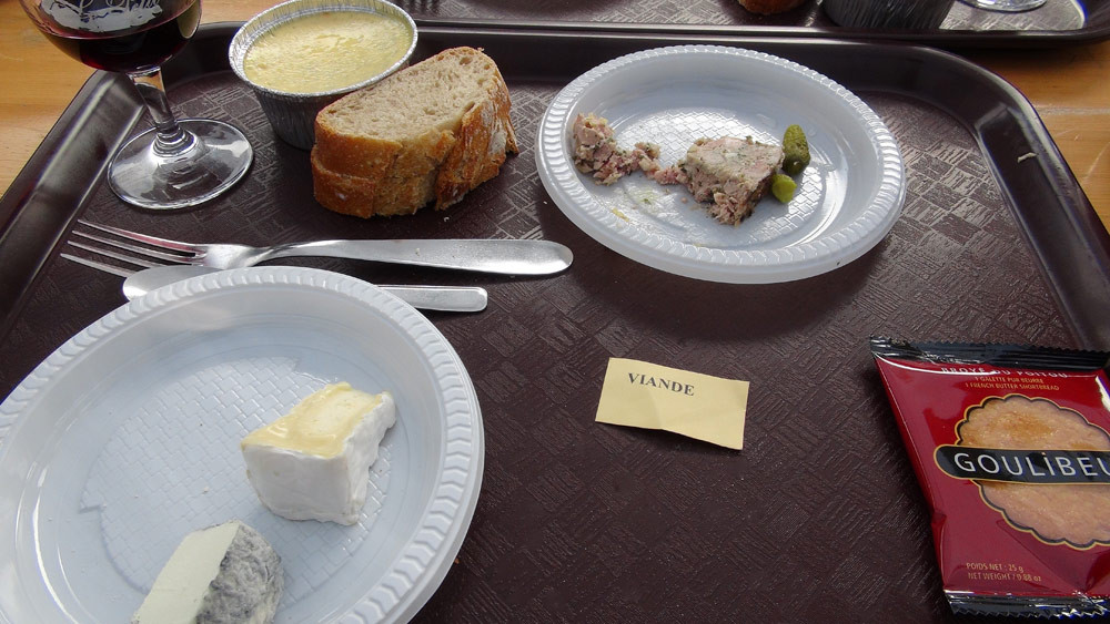 Le plateau repas, avec la terrine, tellement bonne qu'elle n'a pas pu attendre le photographe pour la prendre entière ! 