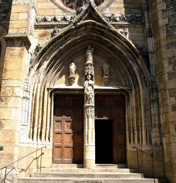 Saint-Côme d'Olt. Le portail sculpté