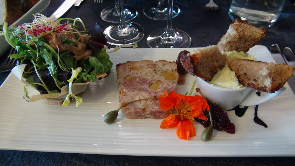 Terrine de pintade aux noix de cajou et abricots, chantilly de cornichon