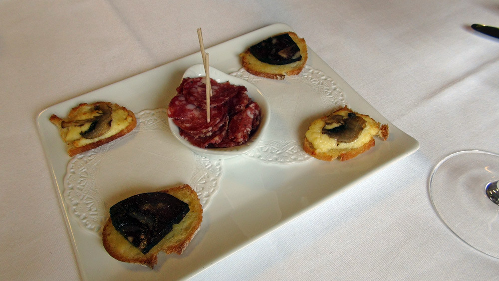 Mise en bouche : tartines de boudin et de cèpe, saucisson