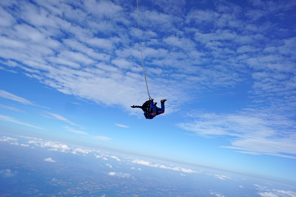 La chute libre commence