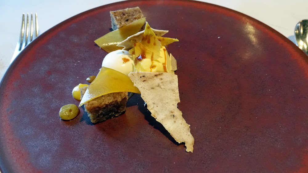  Biscuit à la noisette, crème glacé au potiron du jardin, potiron séché et mariné, éclat de meringue au café