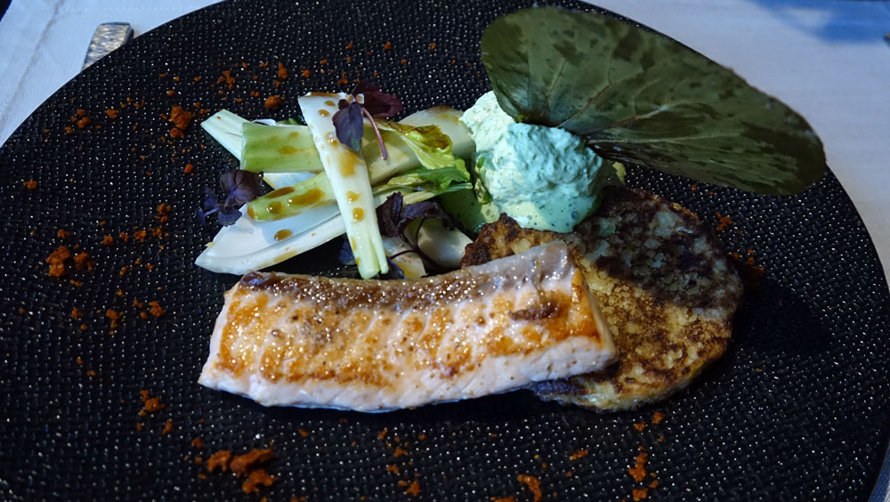 Saumon "Bömlo" juste snacké au poivre de Penja blanc, Pack Choï mariné, blinis de choux chinois et anguille fumée, sabayon d’herbe
