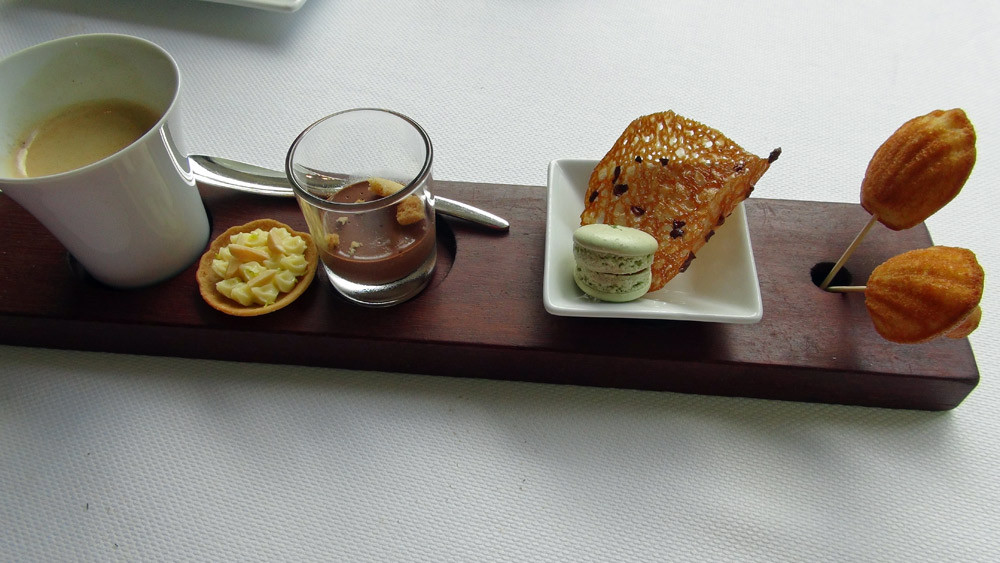 Madeleine - Tuile au café - Macaron carotte et fanes de carottes - Verrine cacao et crumble - Tartelette au citron.
