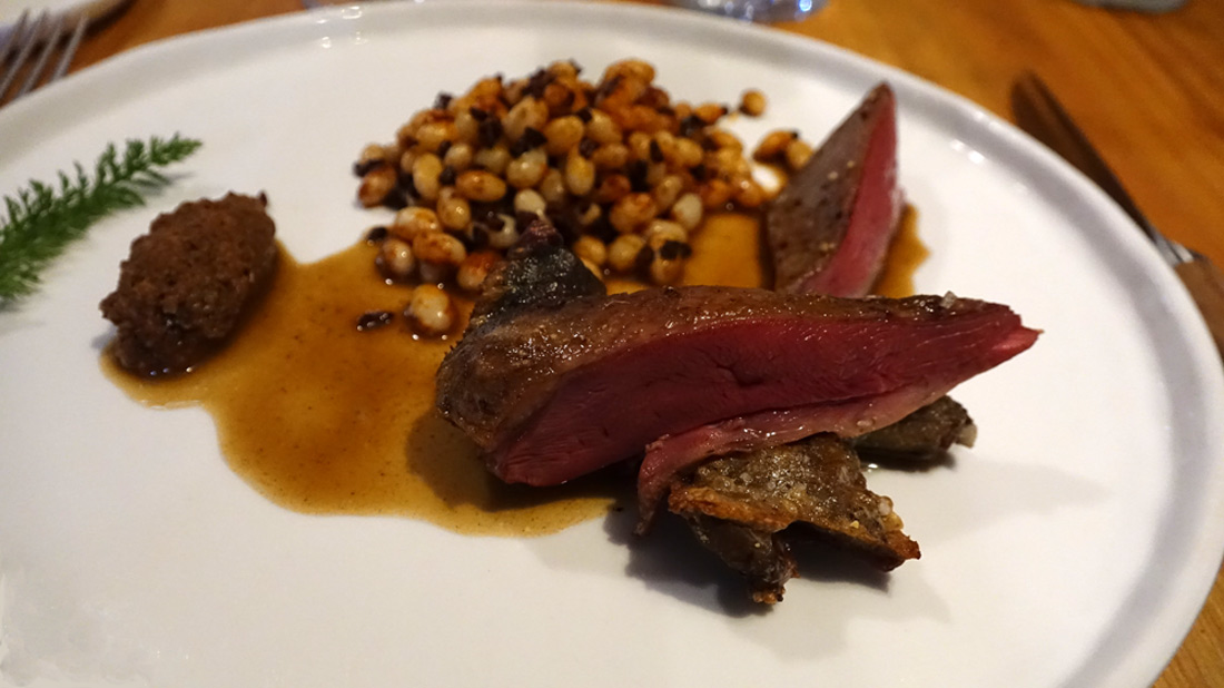 Pigeon, cocos de la Comtesse de Chambord, grué de cacao, noisettes vertes, pâte de noix et jus de viande réduit