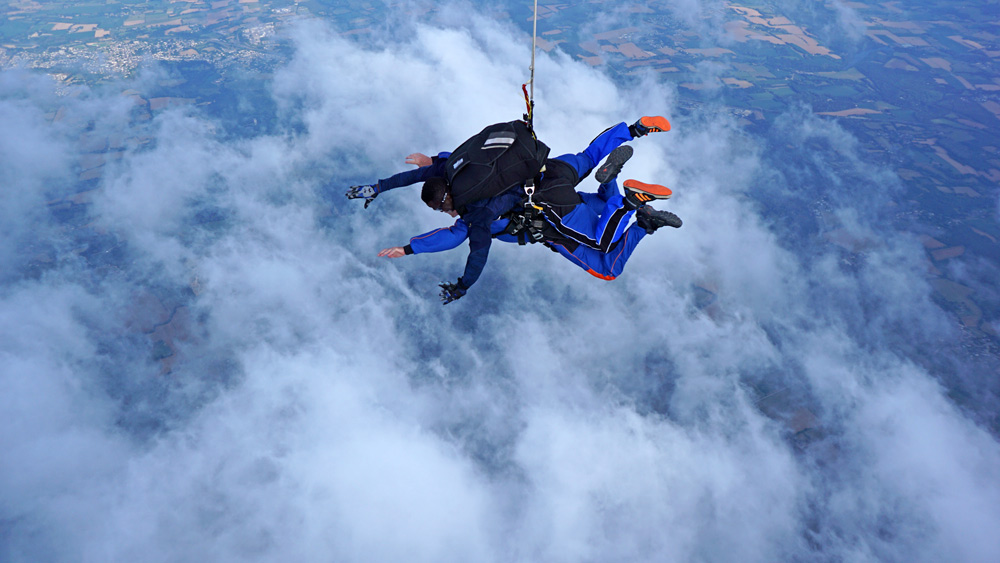 La chute libre stabilisée continue à 200 km/h