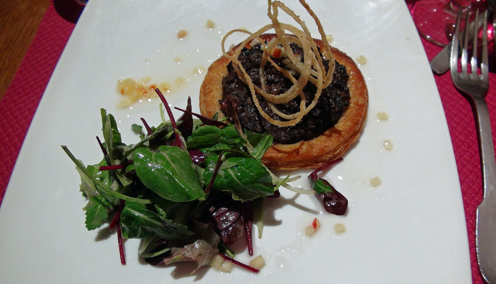 Tarte fine oignon boudin noir, vinaigrette au cidre