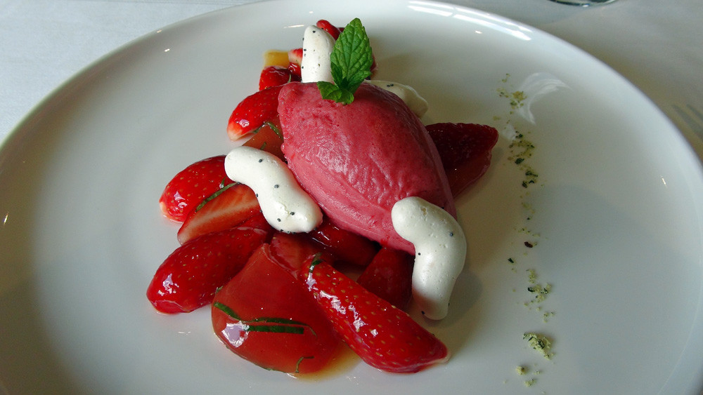 Fraises et tomates, jus de passion/menthe, sorbet framboise/poivron rouge
