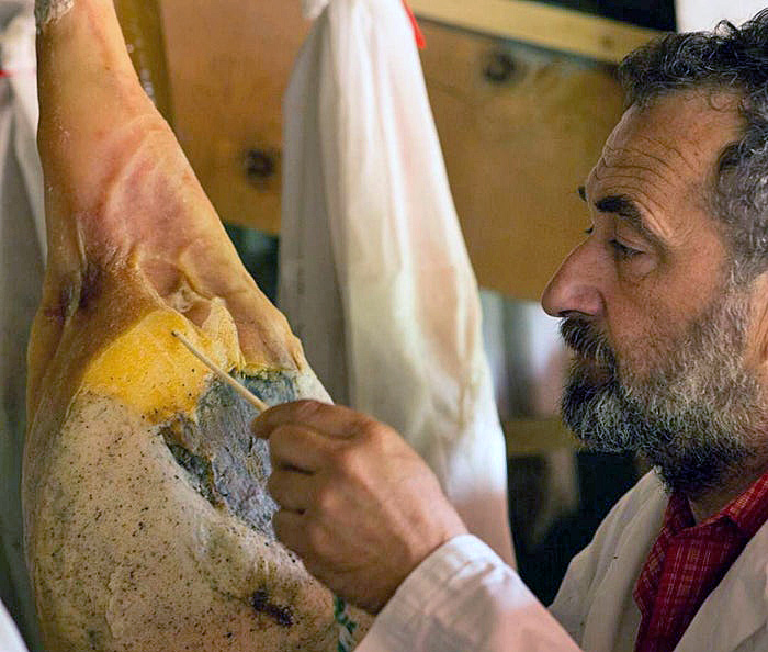 Cette aiguille est en os de cheval. Elle est taillée dans le tibia de l'animal et sert à piquer les jambons en cours d’affinage (enfoncée jusqu’à l’os du jambon) afin de détecter par l’odeur le point de maturation.