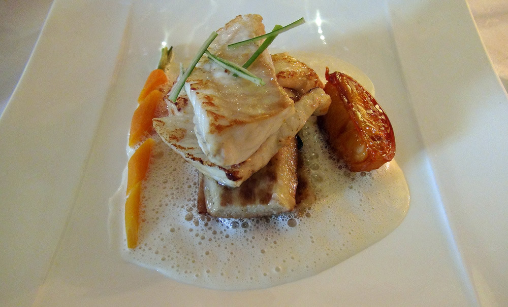 Turbot de pêche côtière, son blanc cuit lentement, boudin noir, palet d'igname et citron confit