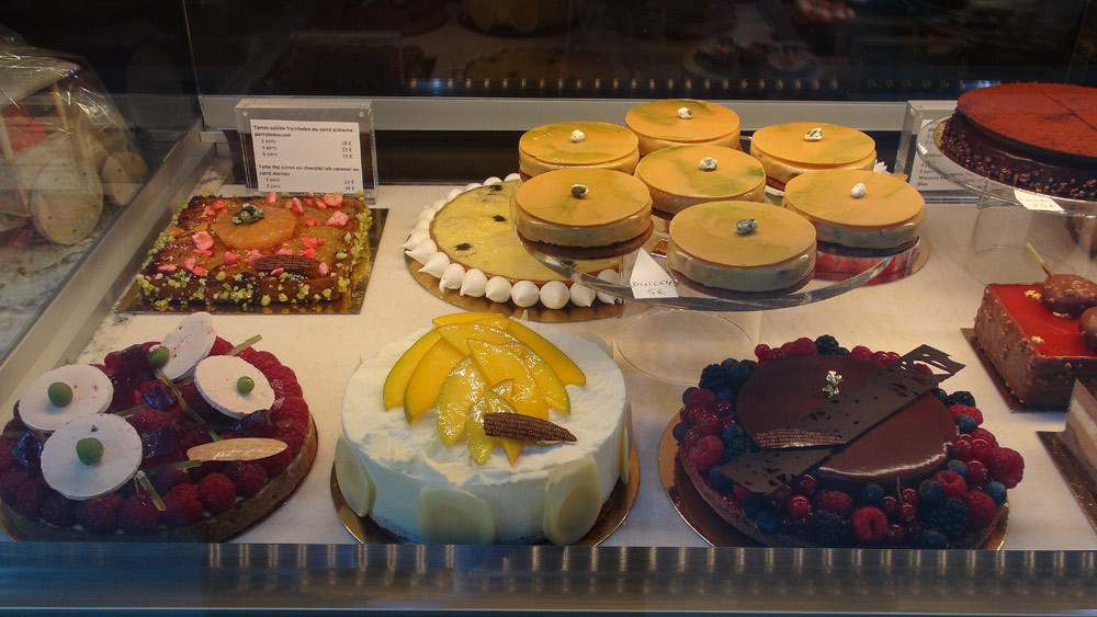 Gros gâteaux en vitrine