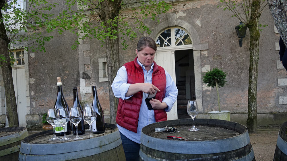 Tessa Laroche engage la dégustation des vins en bouteille