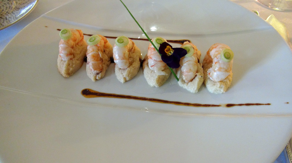 Langoustines sur une semoule de chou-fleur, les queues juste raidies en broche, jus de carapace et tandoori