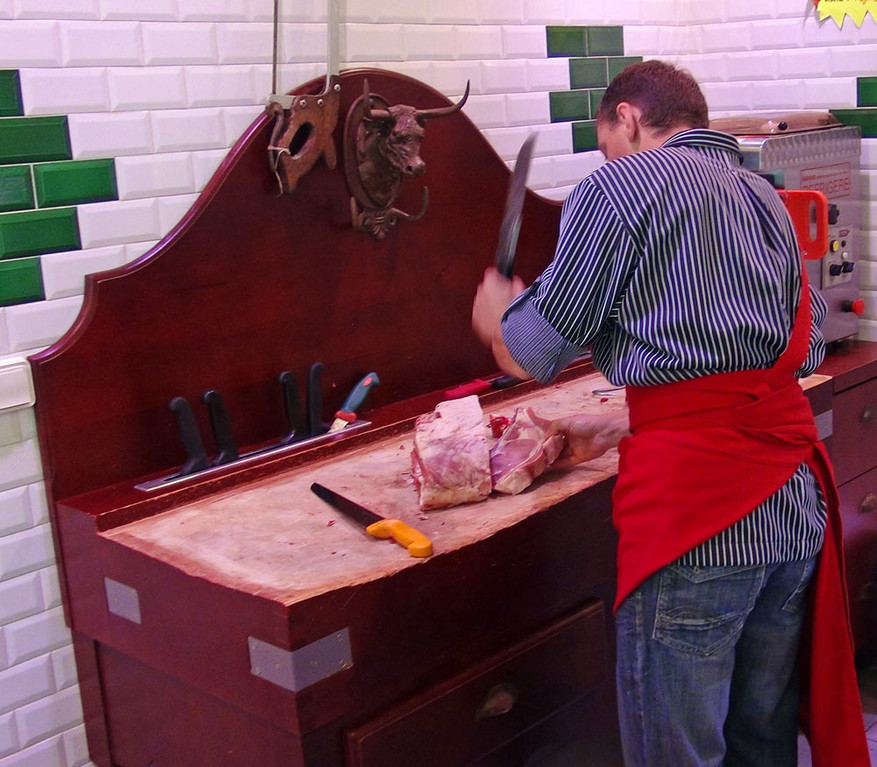 Jérôme à la découpe des côtes de veau de lait
