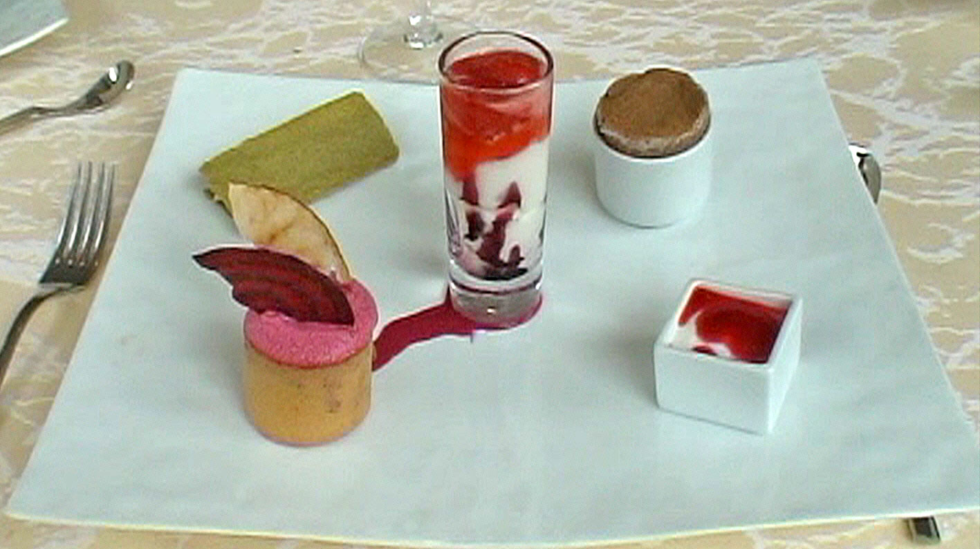 Parmi ces desserts de Sylvain Gillemot (Auberge du Pont d'Acigné), celui au centre associant l'asperge blanche et la fraise