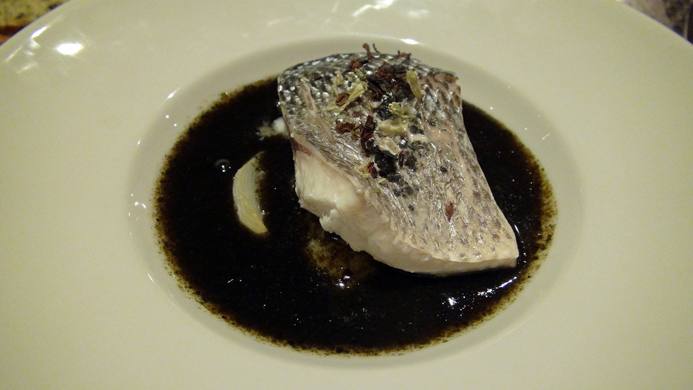 Bar de ligne poché  avec un consommé d'umami et nori