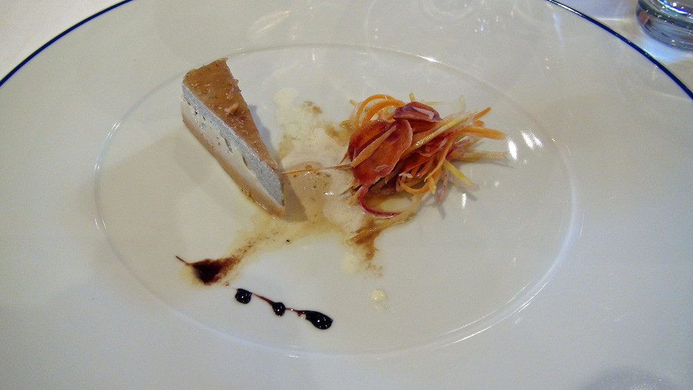 Demi lingot de cèpes & foie gras, salade de légumes racines
