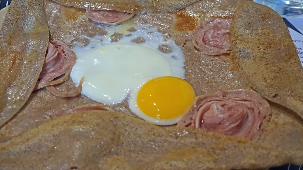 Galette 2 ingrédients (œuf miroir/andouille de Guémené)