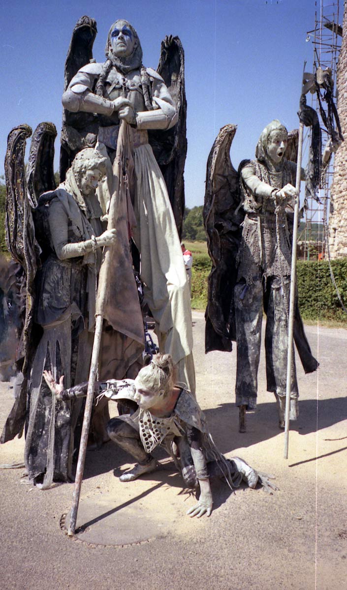 Membres d'une troupe sur échasses - 1998