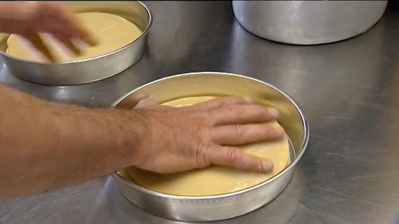 Montage du gâteau basque "Pereuil" à la confiture de cerises noires - Crédit photo FR3 Aquitaine