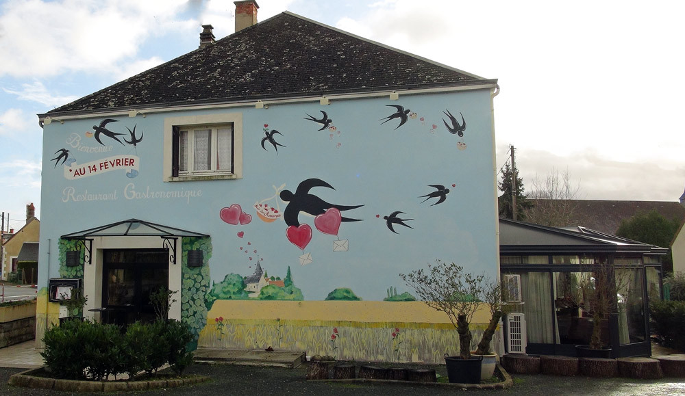 L'entrée du "Au 14 février" et sa façade peinte