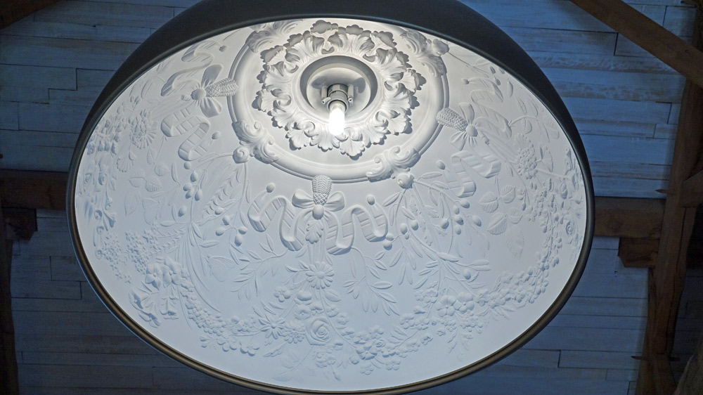 Le lustre et son cache-ampoule cassé