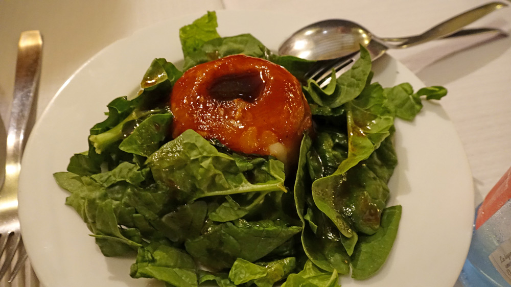 Salade d'épinards avec fromage de chèvre et pomme
