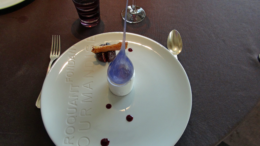 Vacherin de brousse au miel de pays, figue rôtie, jus de sangria et bâton de cannelle croustillant 