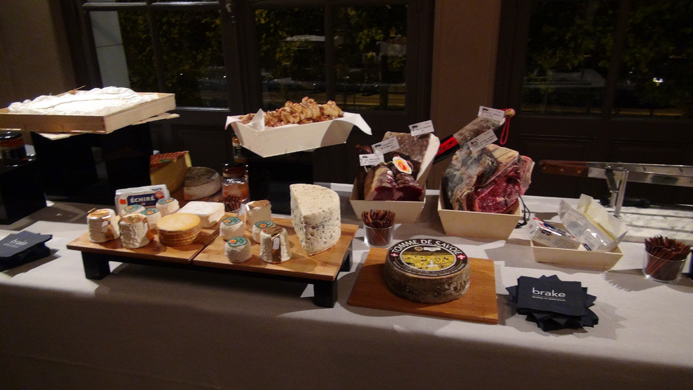 Le buffet, avant l'arrivée des invités du 2ème balcon