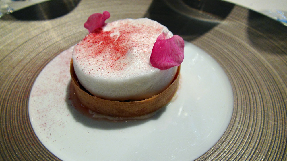 Tartelette rhubarbe mousse jasmin, poudre de framboises