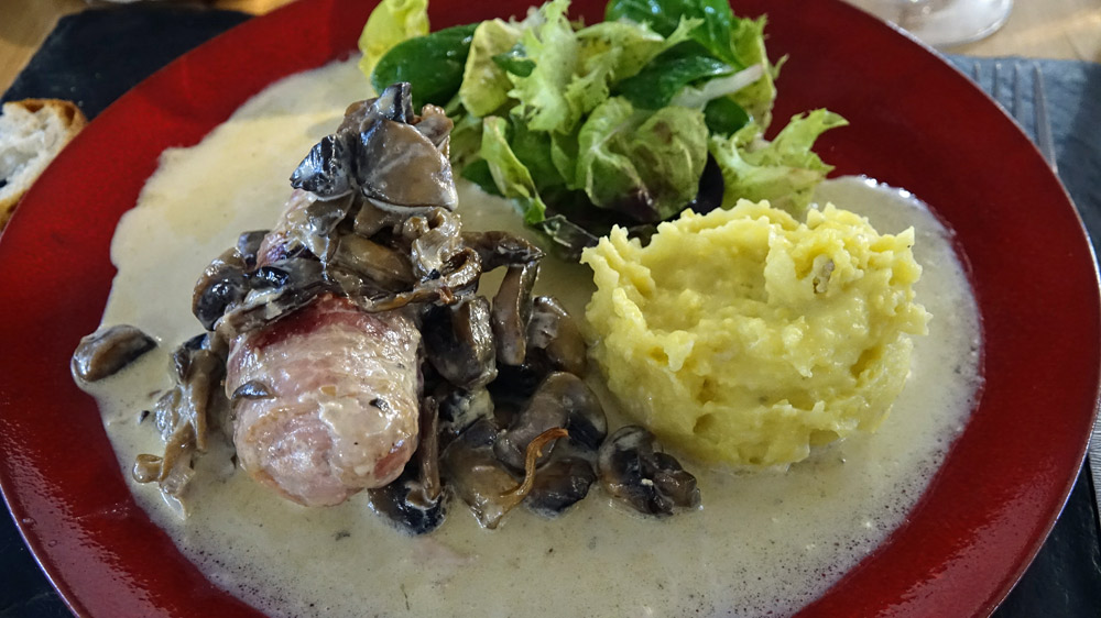 Râble de lapin Ligérien à l'angevine : Râble de lapin désossé et sa garniture champignons, lardons et petits oignons