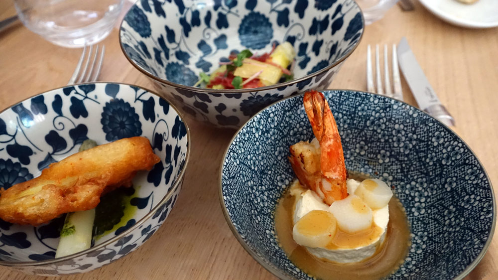 Asperges de saison, lomo de Bellota, et vieux comté, tempura, pistou ail des ours, crème royale aux gambas