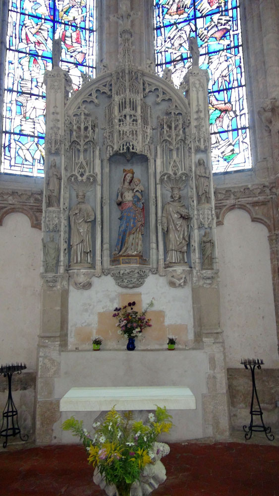 Egise de Larchant : partie sauvegardée et son autel