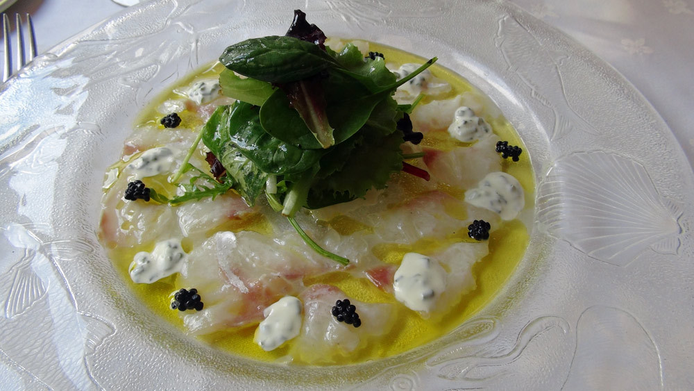 Escalopines de bar mariné à l'huile vierge, crème de ciboulette et harenga