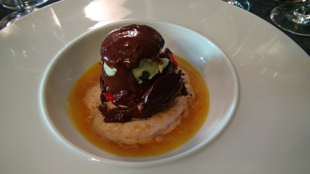 Sphère chocolat, glace fenouil confit, fraises et fruits de la passion (après le coulis passion)