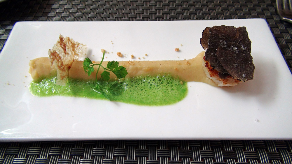 Saint-Jacques poêlée, purée de panais et lamelles de truffe de Richelieu