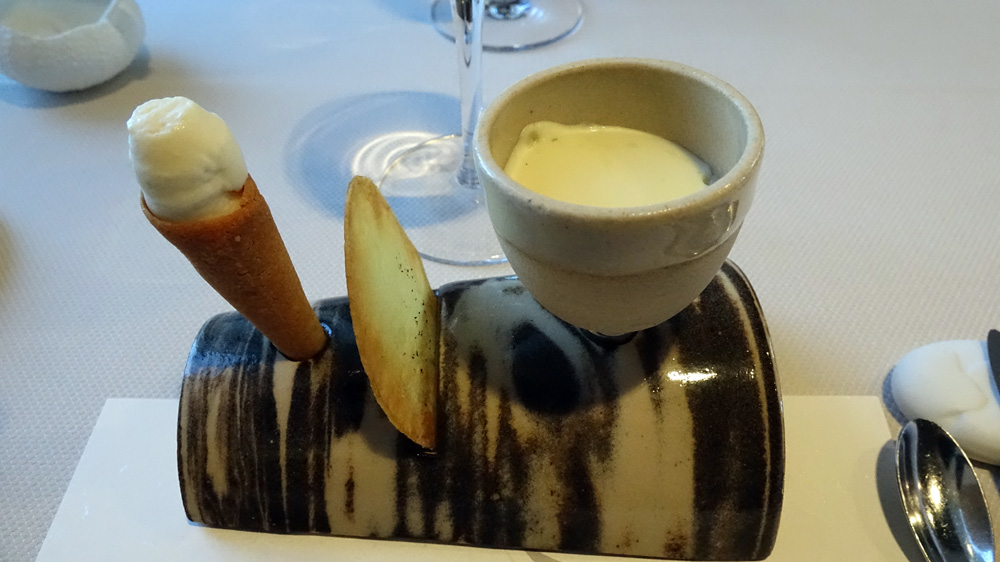 Première série d'amuse-bouche : Cornet glacé de pomme de terre, Chips croustillante et Émulsion de pomme de terre