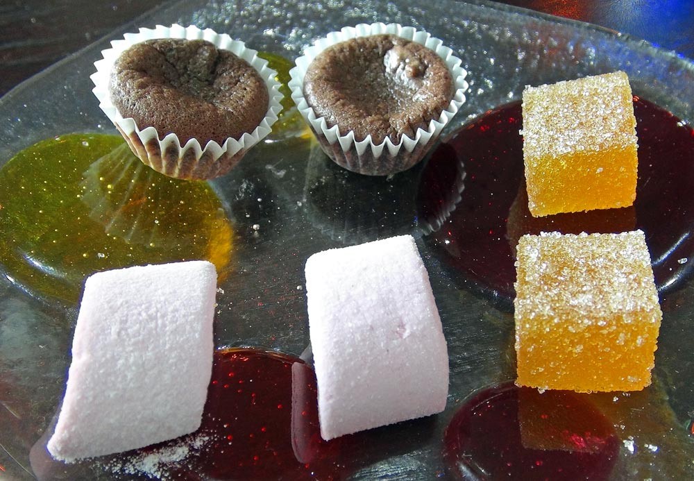 Mignardises (Moelleux au chocolat - Guimauve à la fraise - Pâte de fruit abricot)