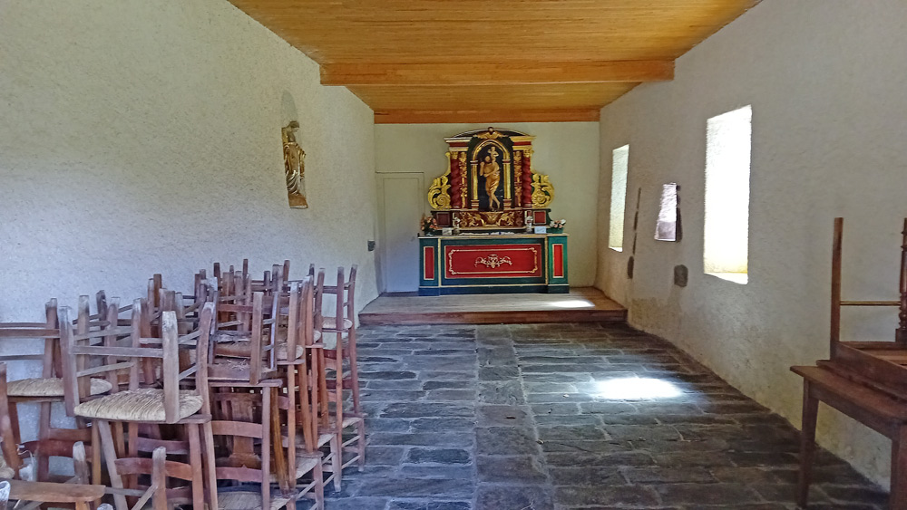 L'intérieur de la petite chapelle