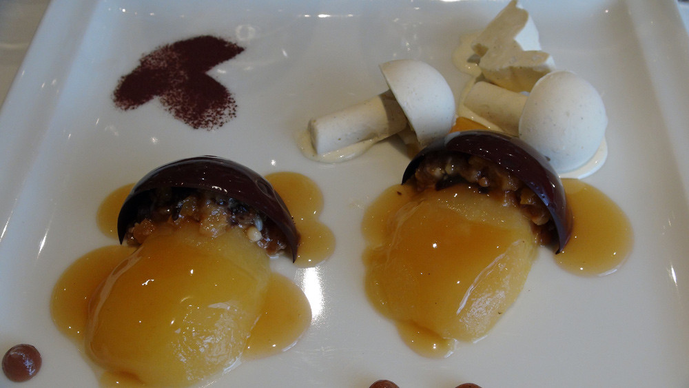 La Poire-champignon, glace vanille Bourbon, chapeau chocolat, jus tiède poire-citron