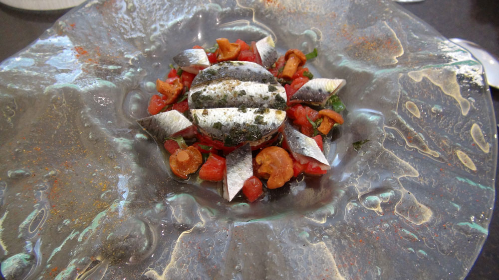 Tartare cœur de bœuf et sardines - girolles acidulées