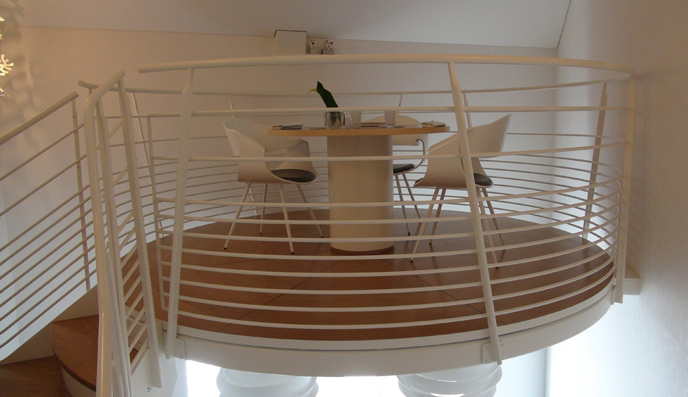 La table au-dessus de l'entrée