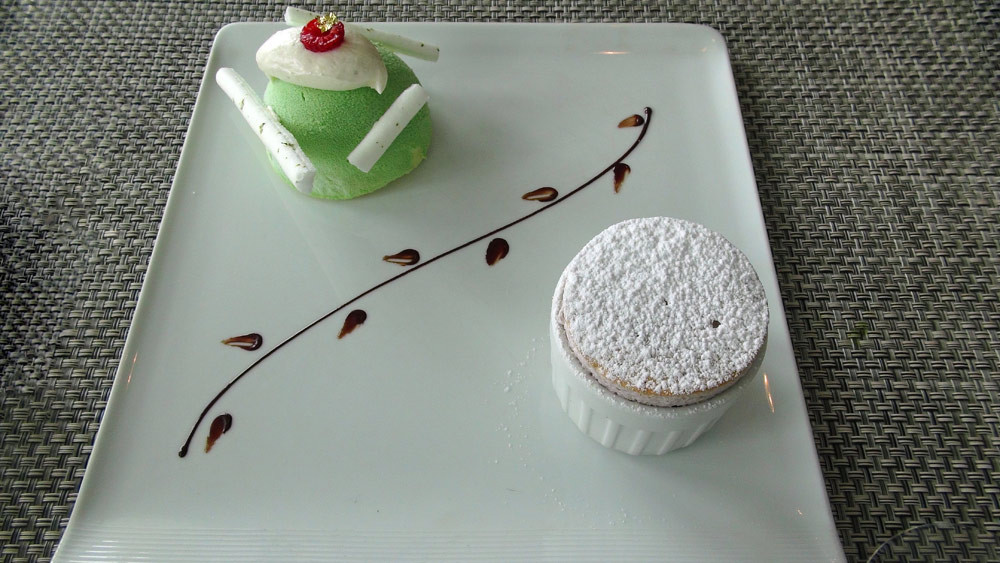 Vacherin à la verveine, cœur coulant à la framboise, soufflé à la framboise