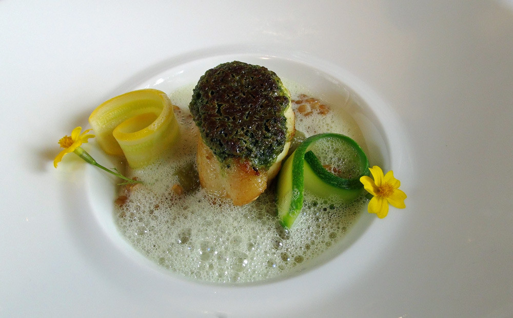 Lotte poêlée & rhubarbe, épeautre & courgette, jus acidulé à la verveine fraîche