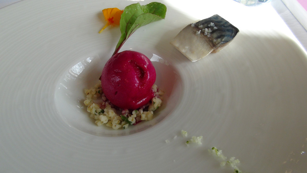 Filet de maquereau, sorbet à la betterave, blé dur aux feuilles combawa