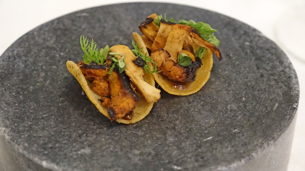 Tartelette aux pieds de mouton cuits au barbecue et réduction de jus de champignons
