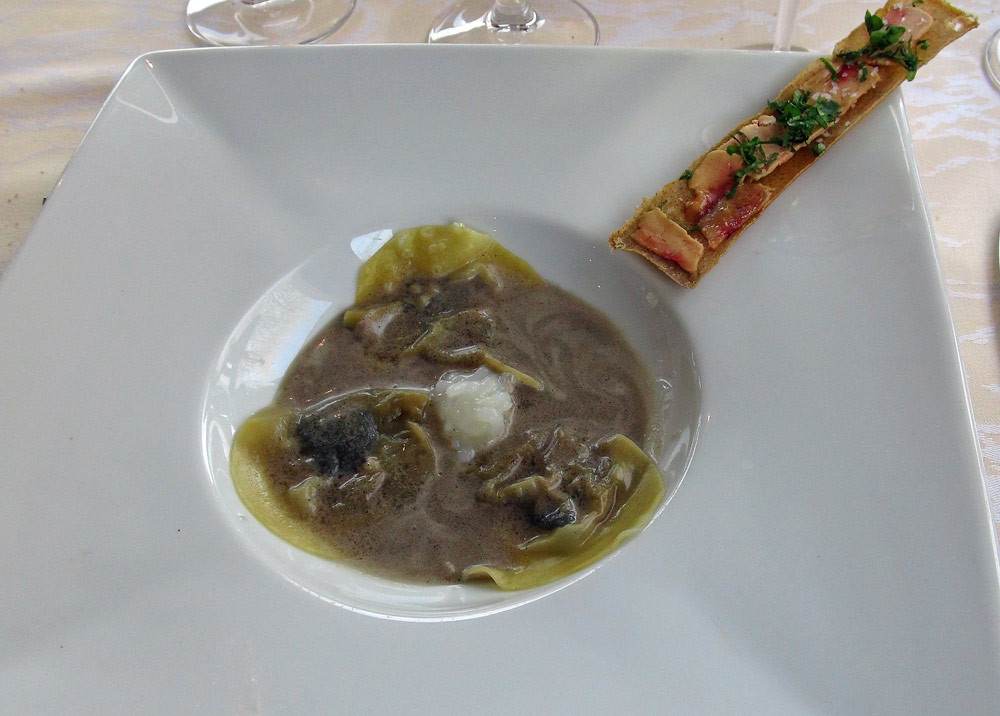 Ravioles d'oignons & bouillon de truffes, craquant de foie gras