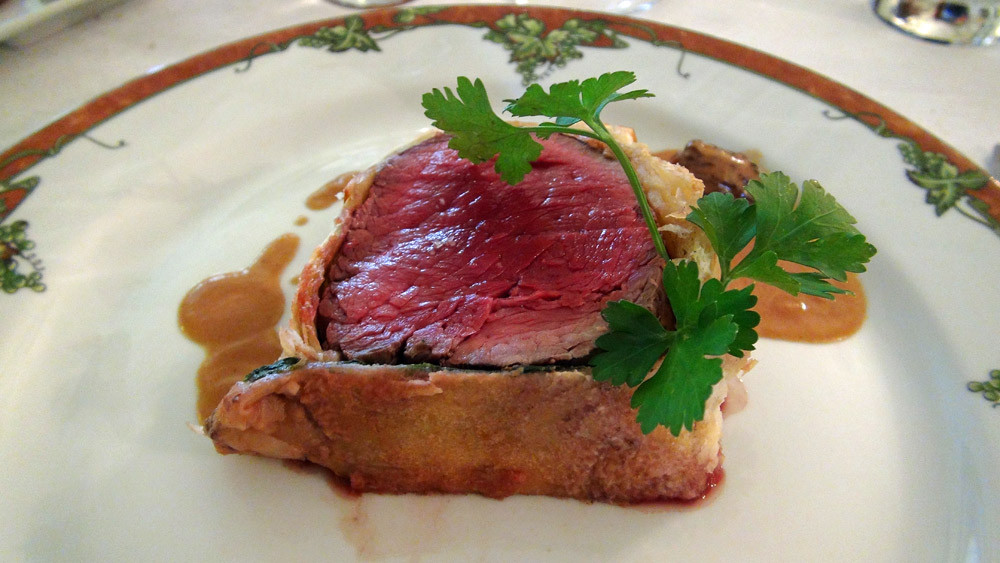 Filet de bœuf en croûte feuilletée, sauce aux morilles