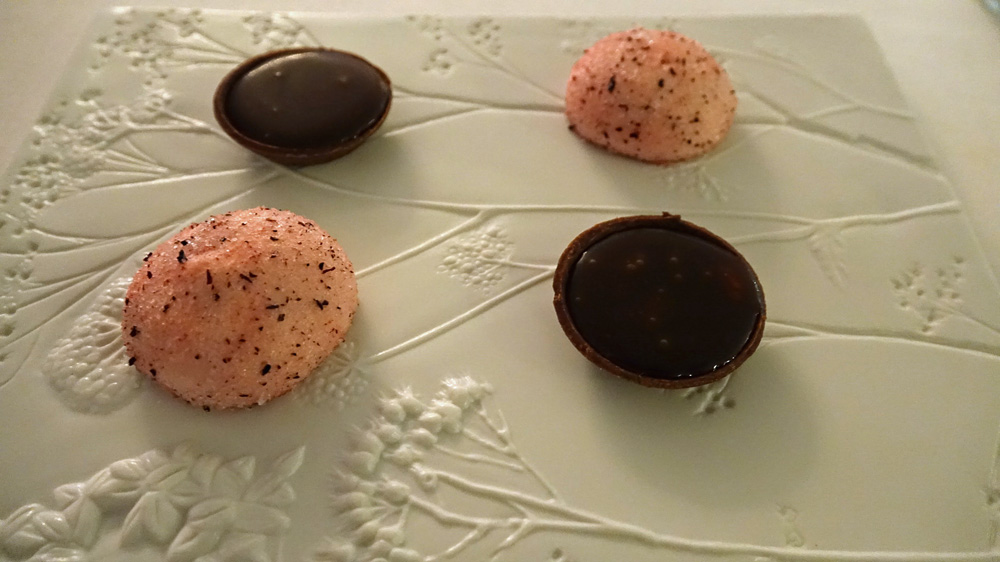 Mignardises :  Guimauve glacée framboise et litchi - Tartelette caramel au beurre salé, nougatine et grué de cacao